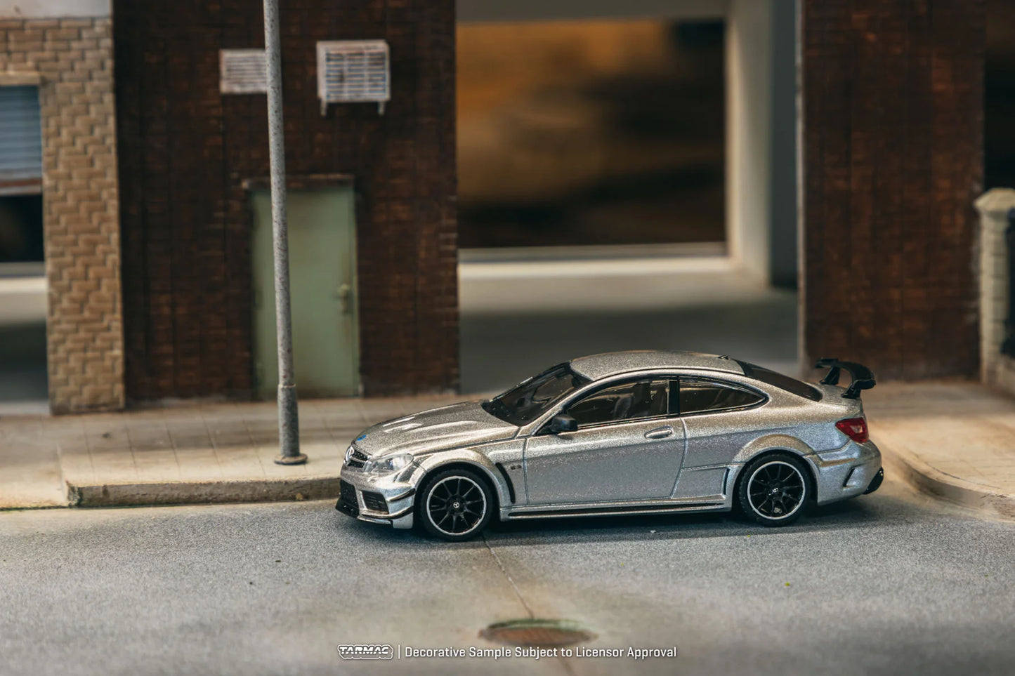 Tarmac Works 1:64 Mercedes-Benz C 63 AMG Coupé Black Series – Silver Metallic- Global64