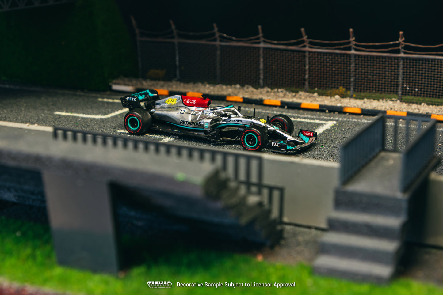Tarmac Works 1:64 Mercedes-AMG F1 W12 E Performance Las Vegas Grand Prix Launch Party T64G-F037-LV
