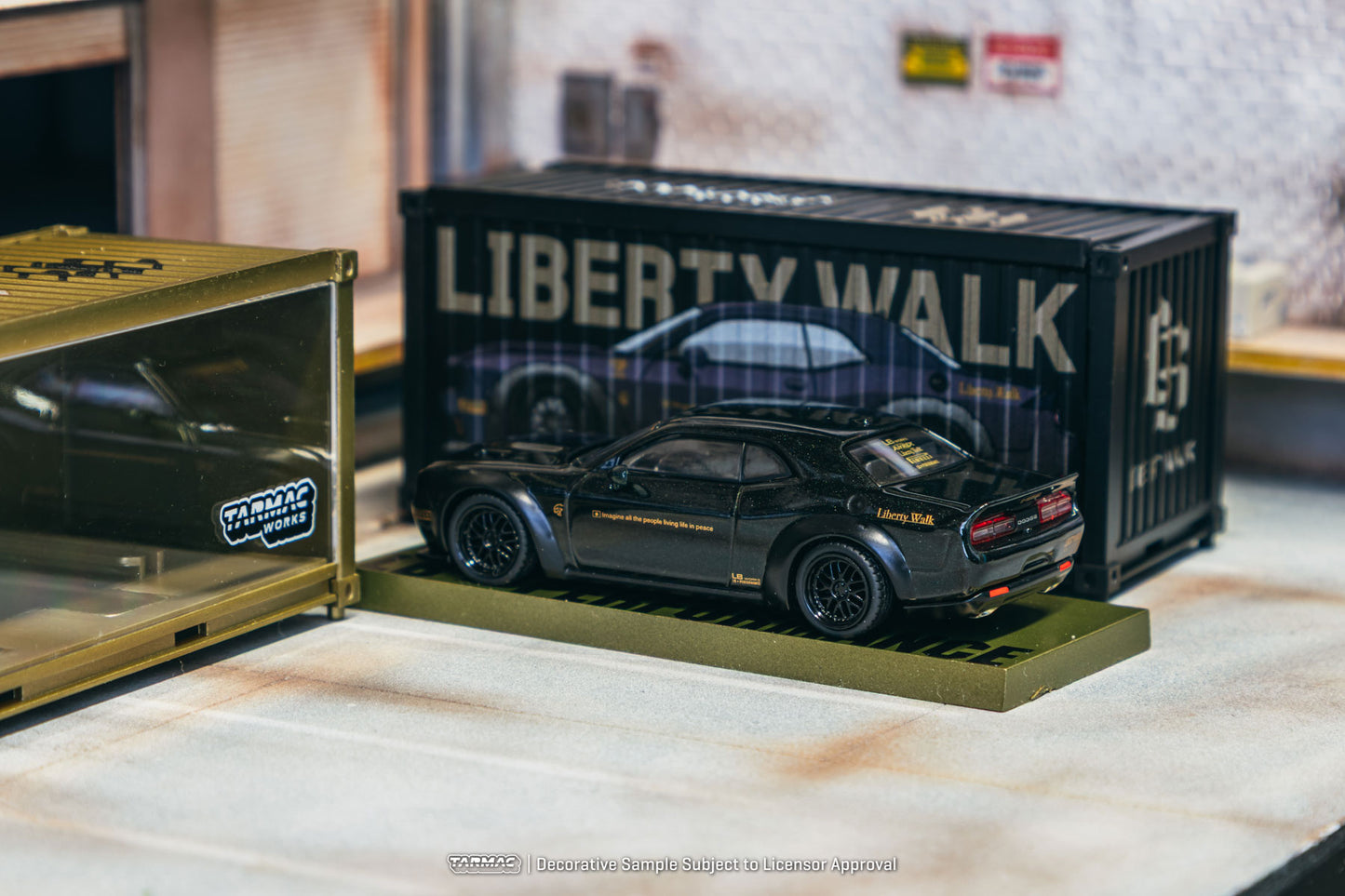 Tarmac Works 1:64 LB-WORKS Dodge Challenger SRT Hellcat Black Metallic with 2 containers T64G-TL039-BK