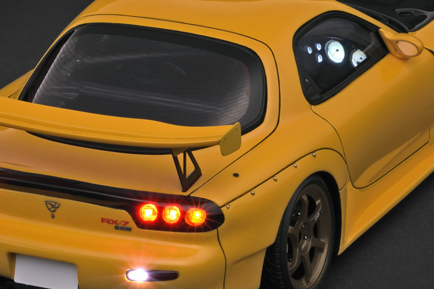 (Preorder) Ignition Model 1:18 INITIAL D Mazda RX-7 (FD3S) Yellow with LED light IG3801