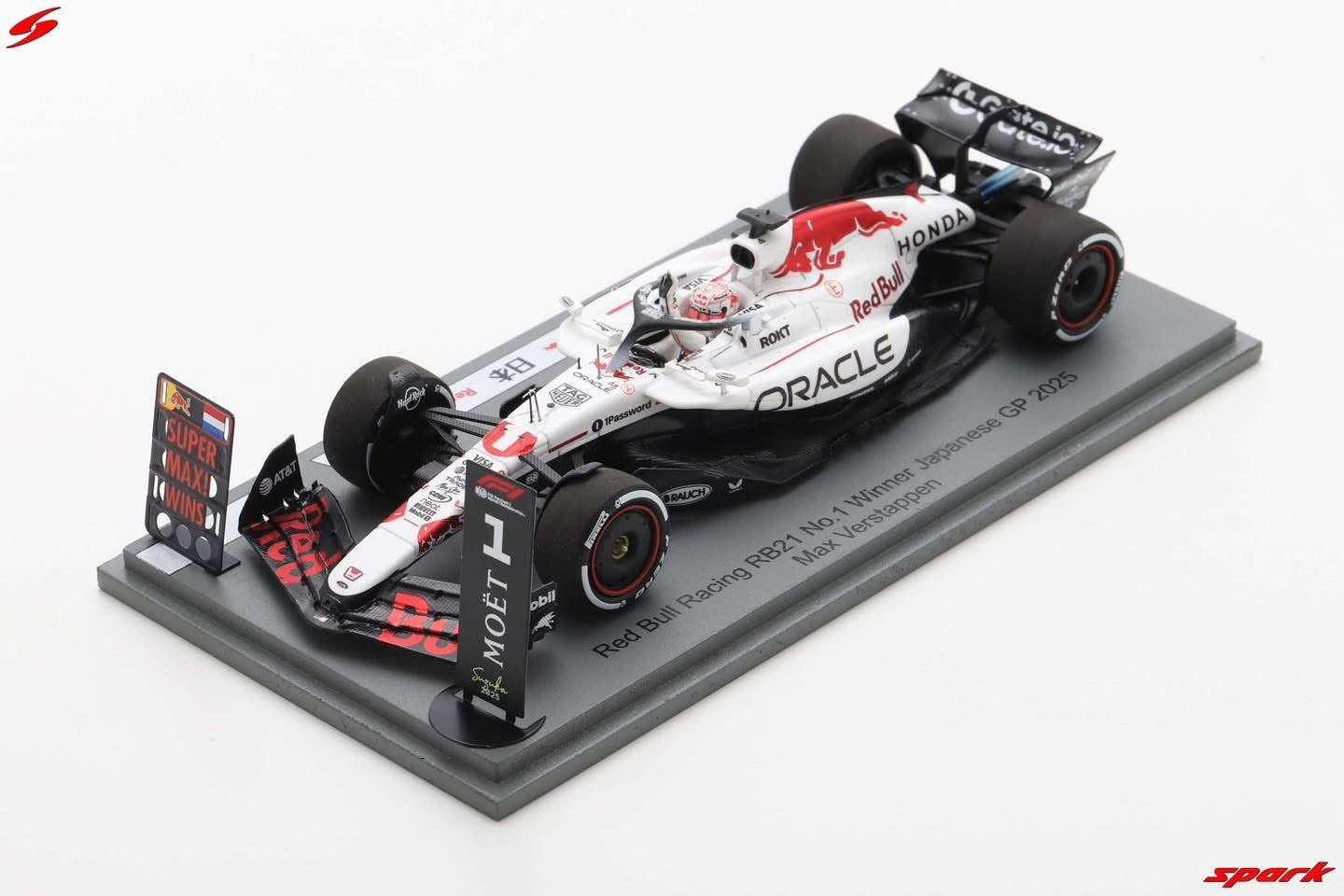 (Reorder) Spark 1:43 Spark Red Bull Racing RB21 No.1 Oracle Red Bull Racing Winner Japanese GP 2025 Max Verstappen With Pit Board S9594