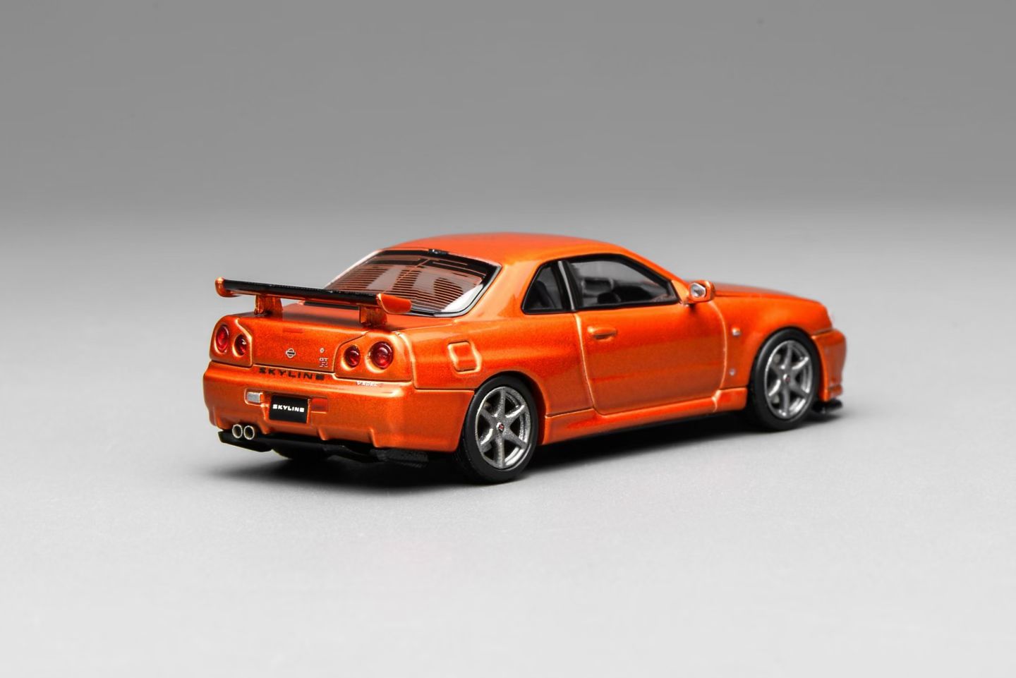 (Preorder) Motorhelix 1:64 Nissan Skyline GT-R (R34) V-Spec II Customized - Orange M63471