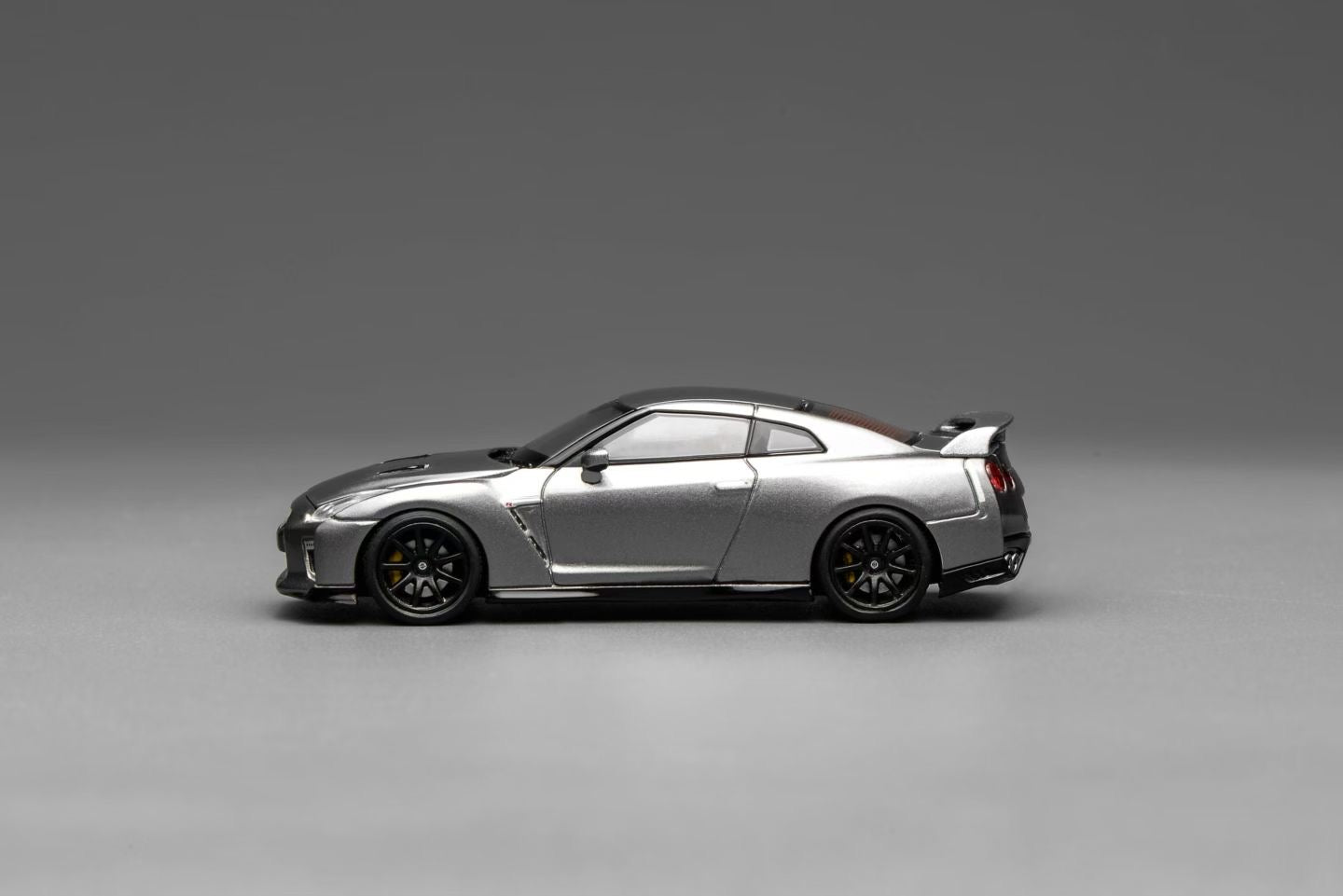 (Preorder) Motorhelix 1:64 Nissan GT-R (R35) Track Edition Engineered by NISMO 2020 Dark Metal Gray M63515