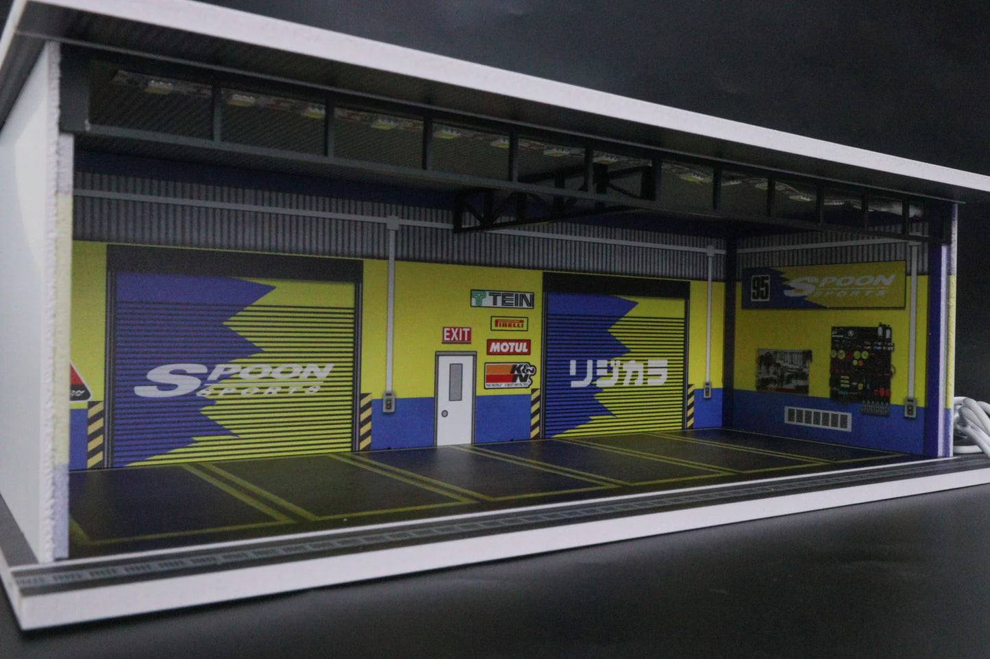 G-FANS 1:64 Garage with Lights Diorama Model (Spoon Theme) 710023