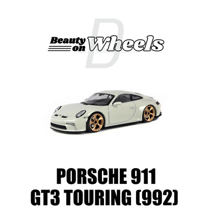 D MODEL BEAUTY ON WHEELS 1:64 Porsche 911 (992) GT3 Touring - White DBW054A