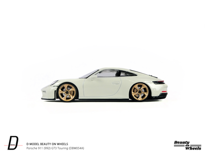 D MODEL BEAUTY ON WHEELS 1:64 Porsche 911 (992) GT3 Touring - White DBW054A