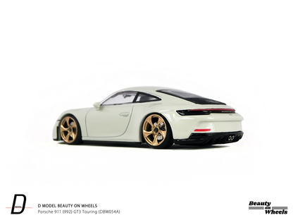 D MODEL BEAUTY ON WHEELS 1:64 Porsche 911 (992) GT3 Touring - White DBW054A
