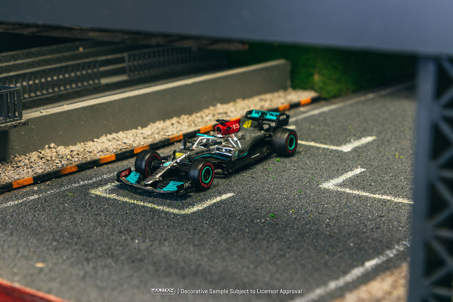 Tarmac Works 1:64 Mercedes-AMG F1 W12 E Performance Las Vegas Grand Prix Launch Party T64G-F037-LV
