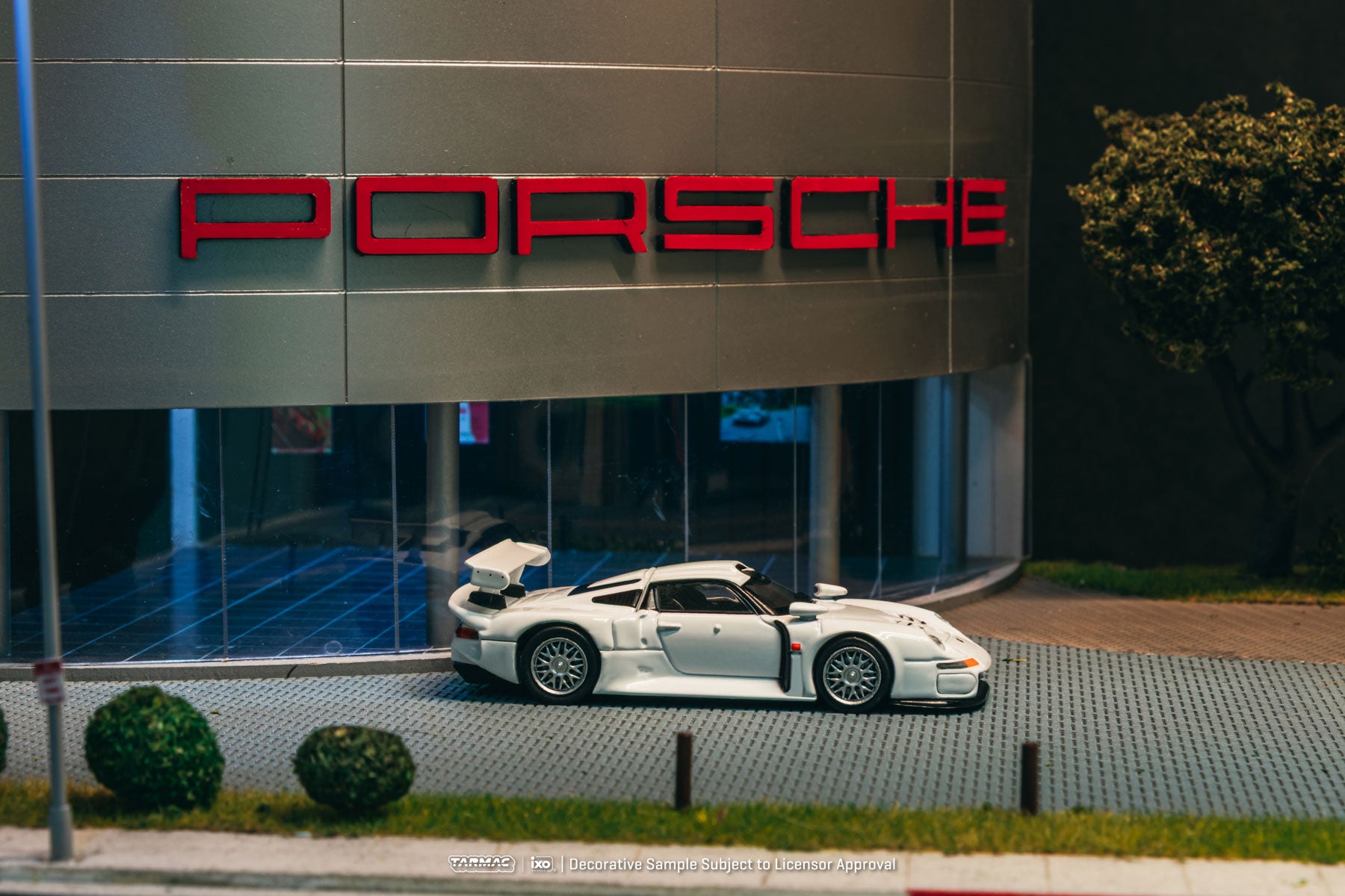 Tarmac Works 1:64 Porsche 911 GT1 White Model Car + Trading Cards