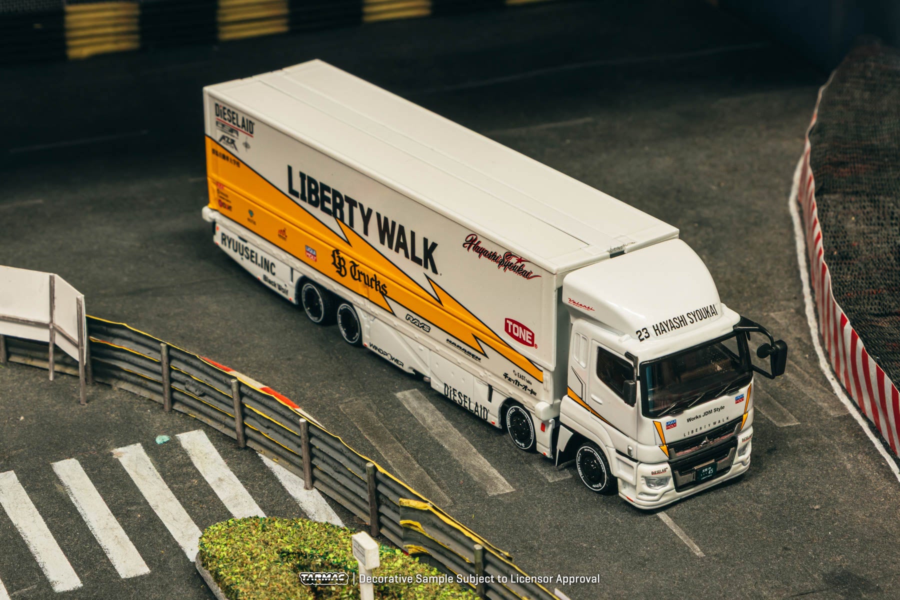 Preorder) Tarmac Works 1:64 Mitsubishi Fuso Super Great LB-TRUCKS