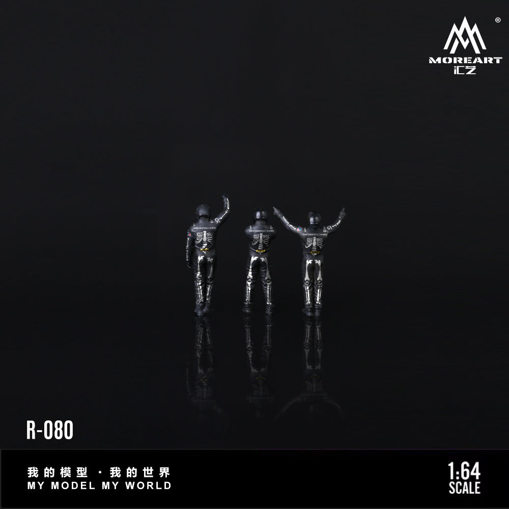 Three metallic figure models on a reflective surface with 'MOREART CZ' branding.