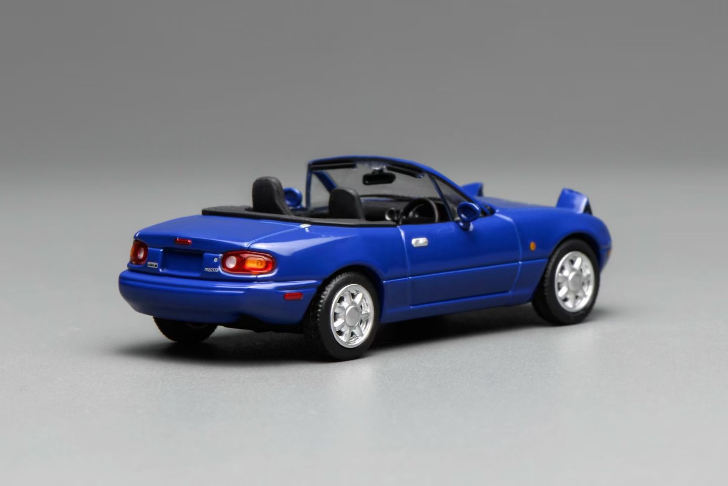 (Preorder) Motorhelix 1:64 Mazda MX-5 Miata (NA) LHD Laguna Blue M60202L