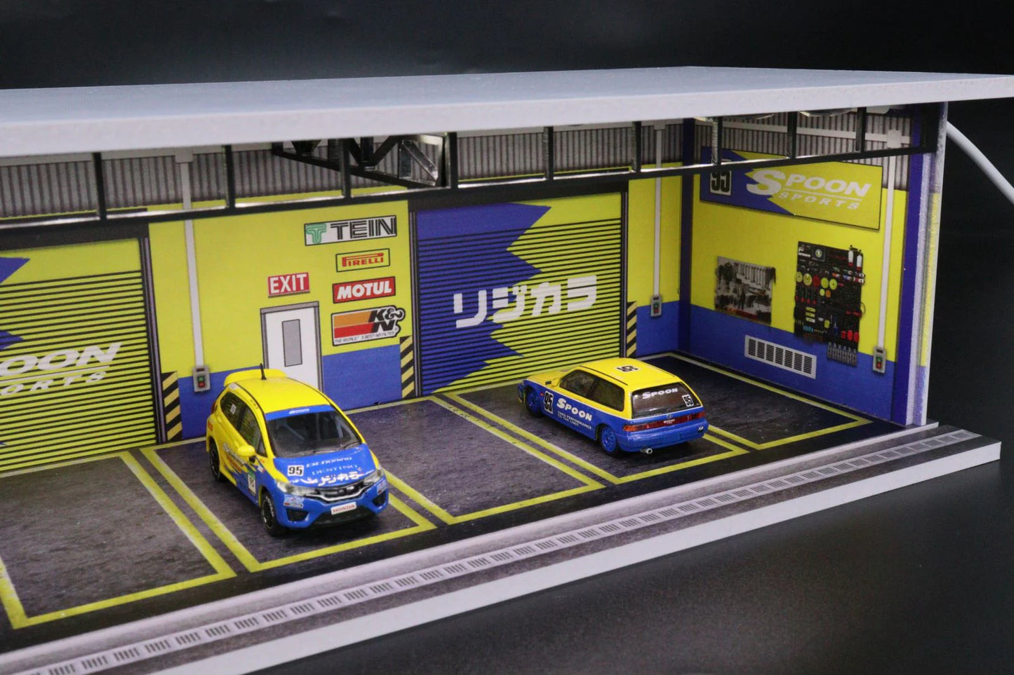 G-FANS 1:64 Garage with Lights Diorama Model (Spoon Theme) 710023