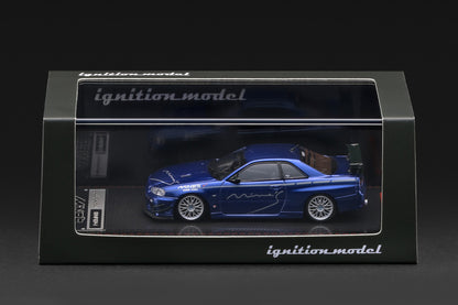 Ignition Model 1:64 Nissan Skyline GT-R Mine’s R34 Blue Metallic IG4094 diecast model displayed in its presentation case, side view.