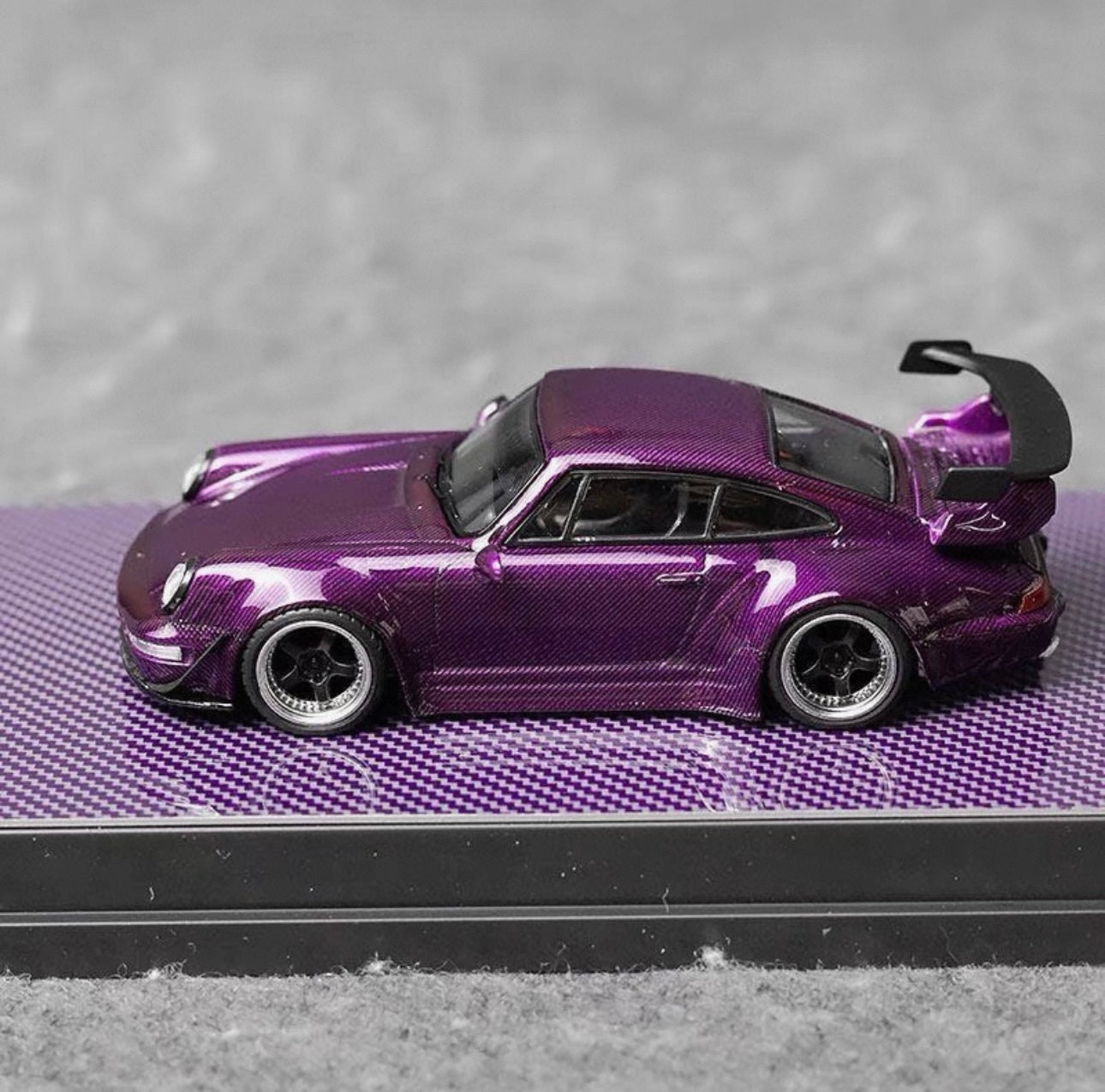 Porsche Carrera 911 (1993) violette 1/24, Burago - Collection Porsche Carrera 911 (1993) violette 1/24, Burago - Collection