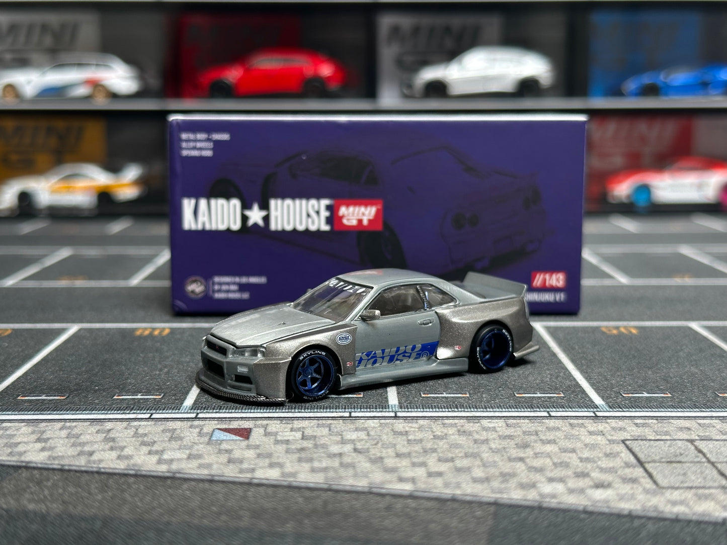 (Defective) [Chase] Kaido House x Mini GT 1:64 Nissan Skyline GT-R (R34) Kaido Works SHINJUKU V1 – Silver [Chase]