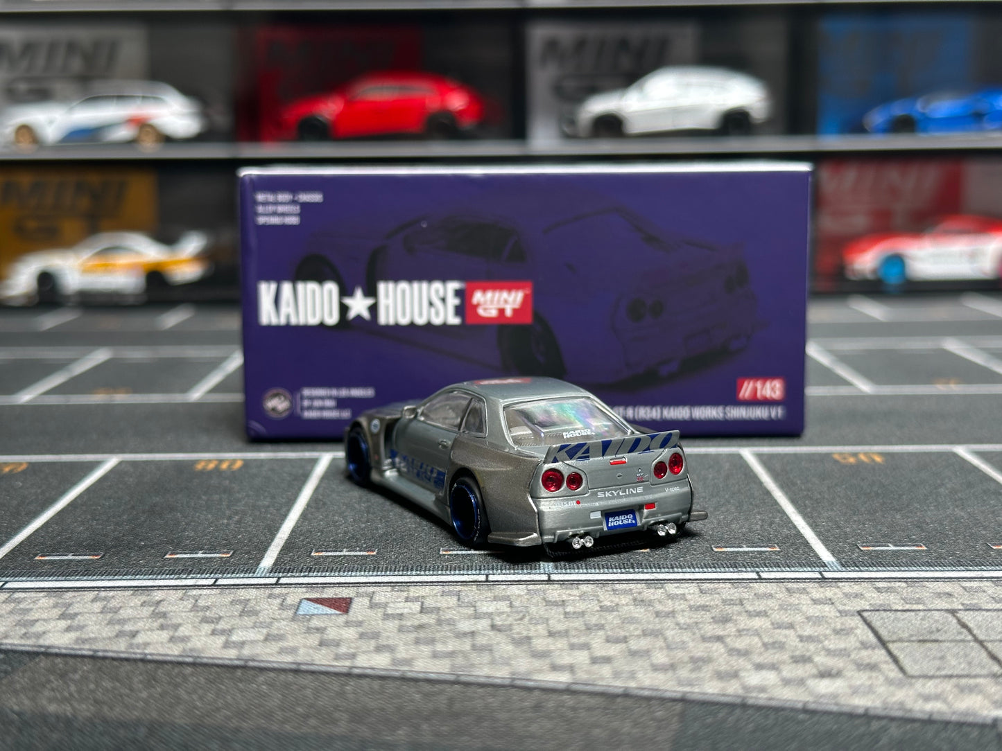 (Defective) [Chase] Kaido House x Mini GT 1:64 Nissan Skyline GT-R (R34) Kaido Works SHINJUKU V1 – Silver [Chase]