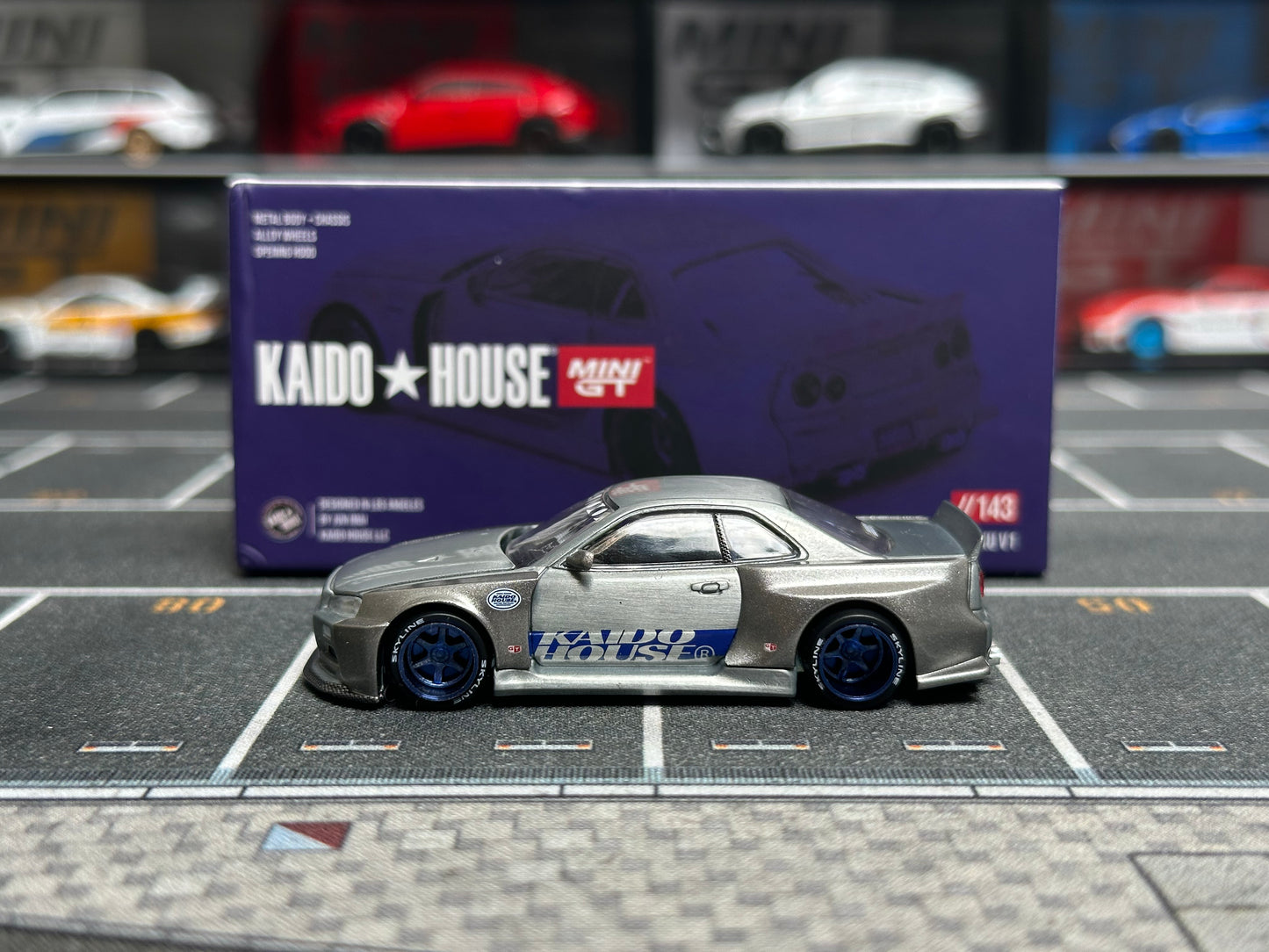 (Defective) [Chase] Kaido House x Mini GT 1:64 Nissan Skyline GT-R (R34) Kaido Works SHINJUKU V1 – Silver [Chase]