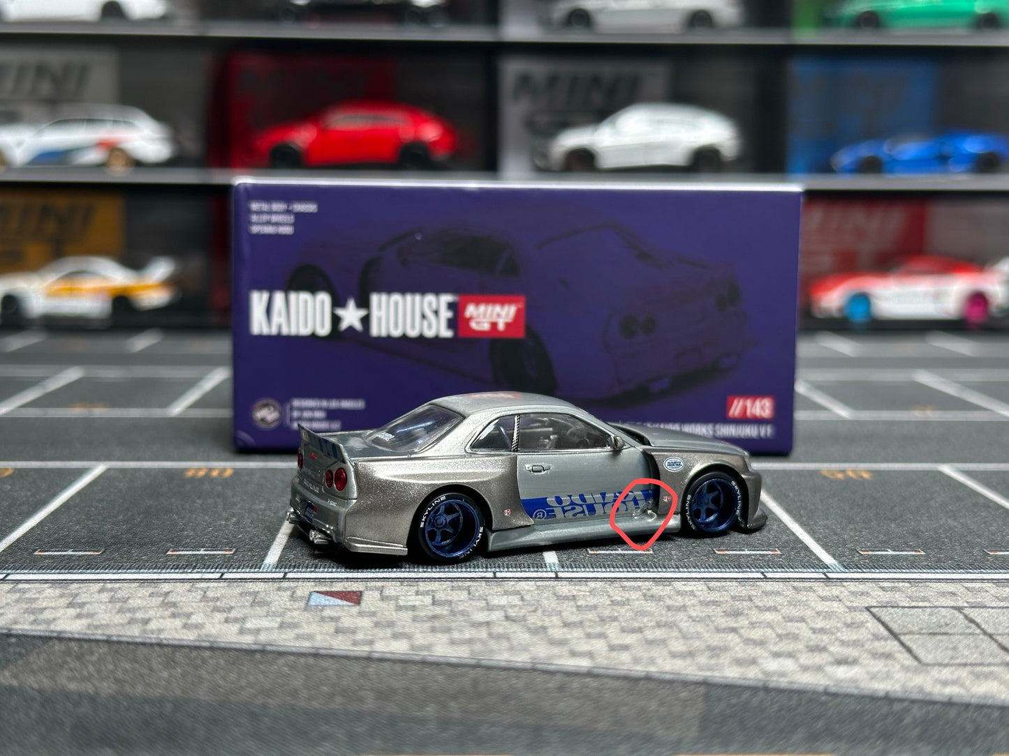 (Defective) [Chase] Kaido House x Mini GT 1:64 Nissan Skyline GT-R (R34) Kaido Works SHINJUKU V1 – Silver [Chase]