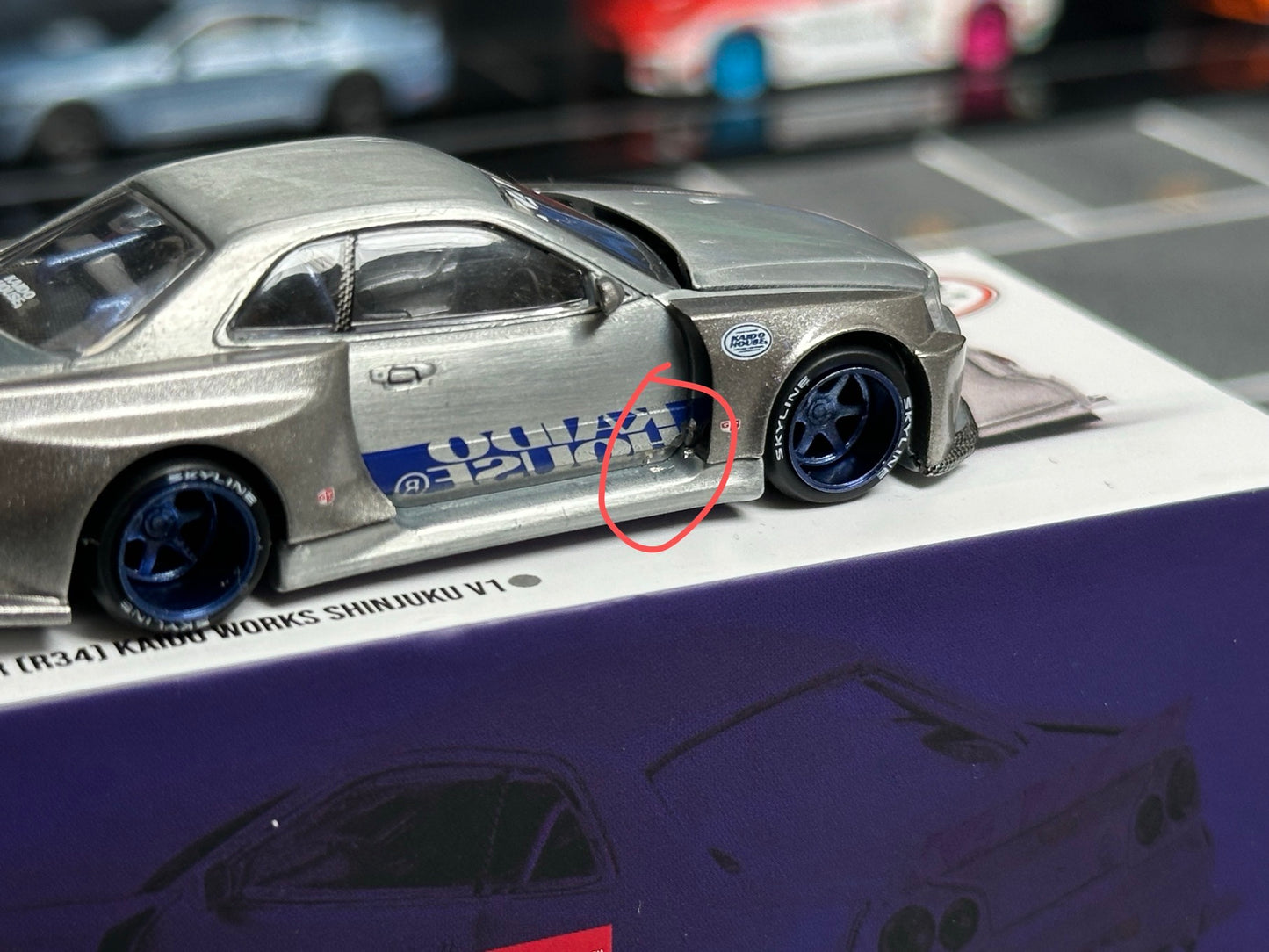 (Defective) [Chase] Kaido House x Mini GT 1:64 Nissan Skyline GT-R (R34) Kaido Works SHINJUKU V1 – Silver [Chase]