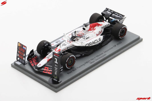 (Reorder) Spark 1:43 Spark Red Bull Racing RB21 No.1 Oracle Red Bull Racing Winner Japanese GP 2025 Max Verstappen With Pit Board S9594