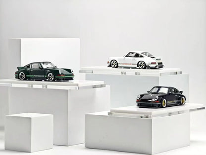 ZINCIT Model 1:64 Porsche 911 Singer DLS Diecast Model Car Collection in Green, White and Black with Detailed Wheels, Porsche Side Stripes and Rear Spoilers – Three Color Variants Displayed on White Platforms