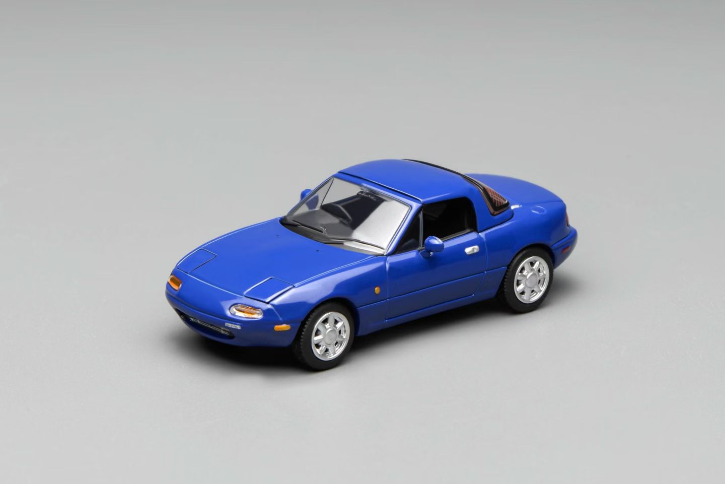 (Preorder) Motorhelix 1:64 Mazda MX-5 Miata (NA) LHD Laguna Blue M60202L