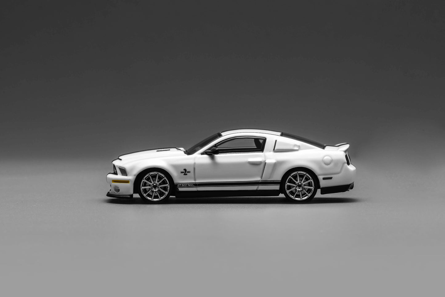 (Preorder) GreenLight & Motorhelix 1:64 Ford Mustang Shelby GT500 Super Snake 2007 1251005A/1251006A [2 Colors]