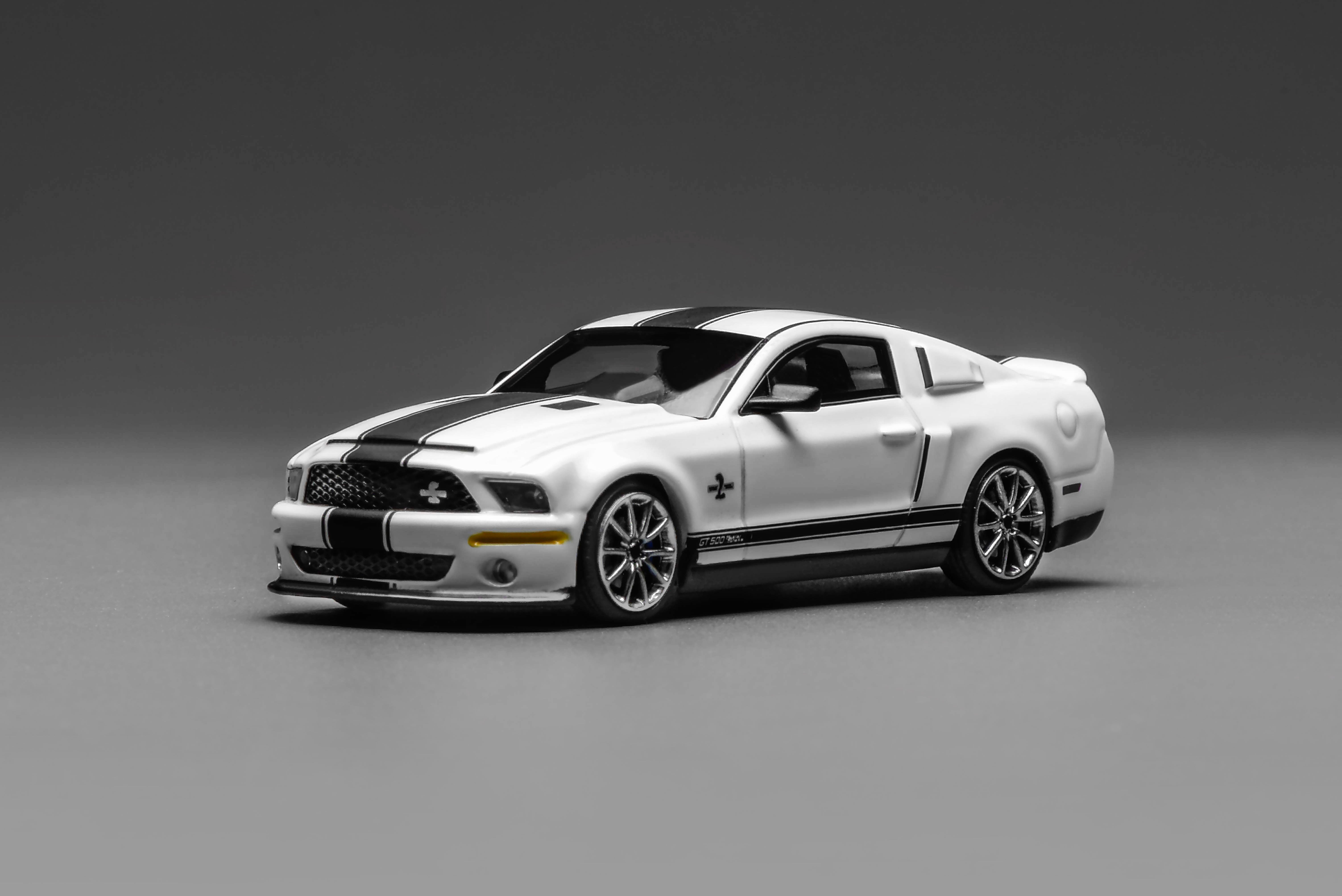 GreenLight & Motorhelix 1:64 Ford Mustang Shelby GT500 Super Snake